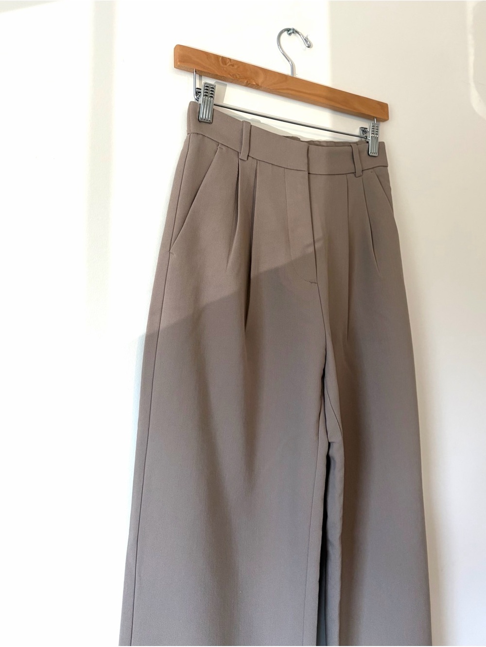 Abercrombie & Fitch Wide Leg High-Rise Trousers in Taupe - Picture 7 of 11